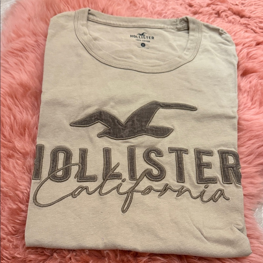 Hollister Cream Graphic Tee